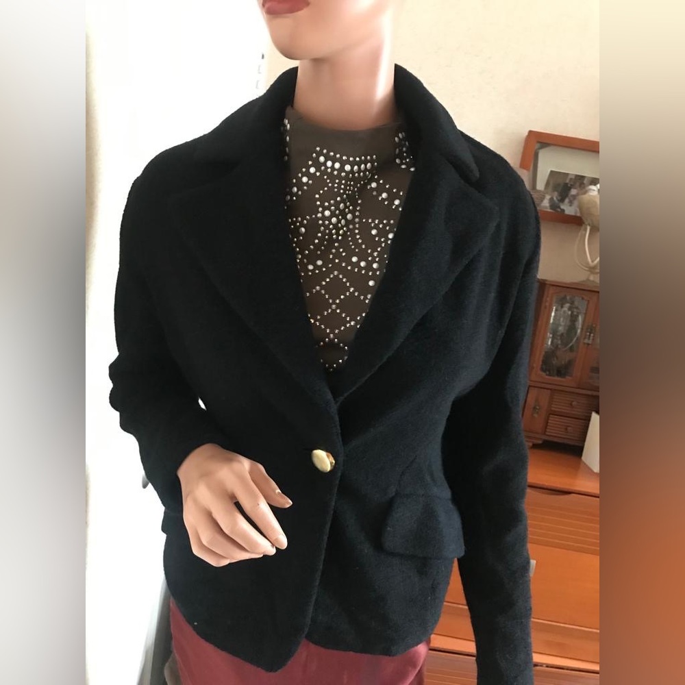 Donna Karan black wool fitted jacket w/golden tone button. Sz 4 Great condition